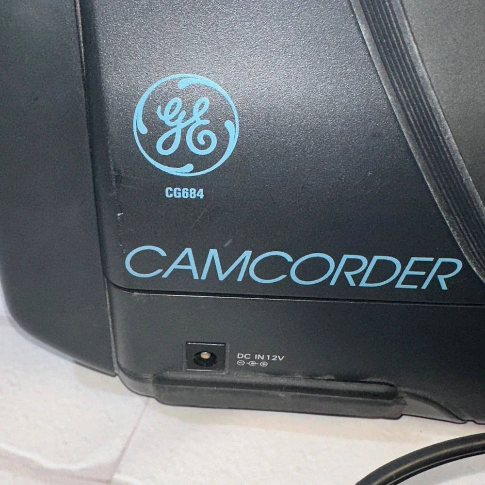 GE CG684 VHS‎ Camcorder 8X Power Zoom Auto Focus Vintage Video Camera w/Charger